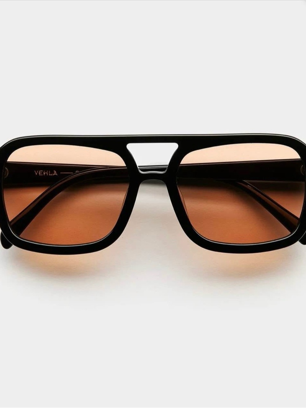 VEHLA Black Frame Sunglasses with Brown Gradient Lenses